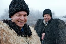 Schafhirten in traditioneller Winterbekleidung