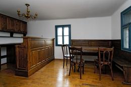 Ausser den Stühlen alles neu angefertigt: Die Möbel der Cafebar, erbaut von Schreiner Ioni Toth aus Vișeu de Sus