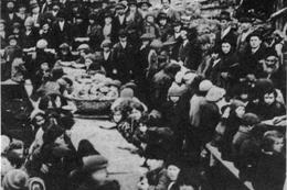 Essensverteilung für die beim rumänischen Pogrom von Borsa (Nachbarort von Vișeu de sus) obdachlos gewordenen Juden (historische Aufnahme aus dem Jahre 1930)