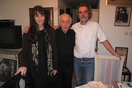 David Malik (Mitte) in seiner Wohnung in Israel, zusammen mit seiner Assistentin und Migu Schneeberger 2009