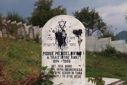 Der Antisemitismus geht weiter: Friedmanns Grabstein auf dem Judenfriedhof von Vișeu de sus (Foto Johann Scheiber ca. 2010)