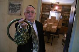 Tel Aviv: Im "Beith Marmaros" (Maramuresch Haus) ist, als Erinnerungsstück, der Löwenkopf-Beschlag vom Haupteingang der Synagoge in Vișeu de Sus vorhanden. Das Foto entstand auf einer Recherchetour 2005 - mittlerweile ist auch das "Beith Marmarmos" bereits Geschichte...