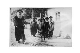 Vișeu de Sus: Strenggläubige Juden auf dem Weg zur Synagoge (historisches Foto ca. 1915)
