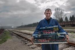 Kohlemine Šikulje: Ein Angestellter präsentiert stolz seine Modelle der ehemals deutschen Kriegsloks, welche auch heute noch in "seiner" Mine im Verschub eingesetzt sind (8.3.2016)