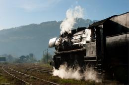 Strecke Srebrenik-Tuzla: Ex JZ 33-504 fährt mit ihrem Fotogüterzug in die herbstliche Morgensonne (26.10.2013)