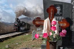 Mokra Gora: Kurz hinter dem Bahnhof führt die Strecke nach Sargan Vitasi durch einen serbisch-orthodoxen Friedhof(13.3.2018)