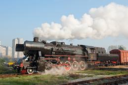 Die für eine Sonderfahrt herausgeputzte ex JZ 33-503 im Bahnhof Tuzla (22.10.2012)