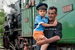 Stolzer Vater: Der Lokführer der 83-159 posiert mit seinem Sohn für die Eisenbahnfotografen, Kohlebahn Banovići (20.5.2015)