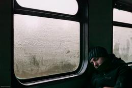 Müder Passagier im Zug der Schmalspurbahn Antonivka-Zarischne