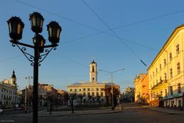 Das Rathaus von Czernowitz in der ersten Morgensonne