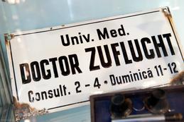 Nomen est omen: Schild einer Arztpraxis im jüdischen Museum Czernowitz