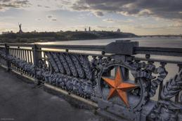 Kiew: Sowjetische Symbol an einer Brücke über den Dnepr
