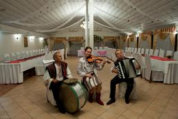 Folklore-Combo in einem leeren "Hochzeits-Saal" bei Irshava
