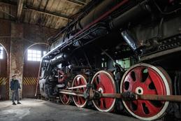 Imposante russische Dampflok vom Typ "L" in Lokschuppen von Jelgava, der heute als Aussenstelle des lettischen Eisenbahnmuseum dient.