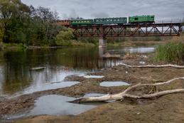 Litauen: Sonderzug auf der fotogenen Brücke kurz nach der Ausfahrt in Anykščiai