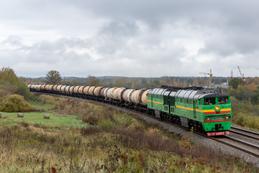 Lettland: Ein schwerer Güterzug mit Öl aus Russland ist unterwegs zu einem baltischen Ostseehafen