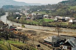 Nochmals die Lage: Links, Wasserfluss abwärts, liegt in etwa 1-2 Kilometer Entfernung das Stadtzentrum von Viseu de Sus. Aufnahme von 2003 - aktuell sieht es auch hier etwas anders aus...