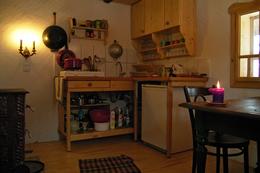Ein Tisch, ein kleiner Kühlschrank, eine Kaltwasserspüle, ein Oberschrank und ein Gasrechaud- was braucht es mehr in einer Küche?!