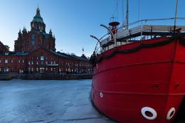 Zugefrorener Hafen in Katajanokka, Helsinki; im Hintergrund die orthodoxe Uspenski-Kathedrale