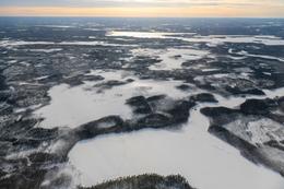 Im Flugzeug übers winterliche Lappland, kurz vor der Landung in Rovaniemi, Finnland