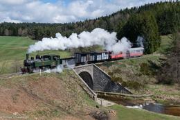 Im Wortsinn "bunt gemischt" sind die Personenwagen des Velay-Express: Viele kommen von schweizerischen Meterspurbahnen... 29.04.2019