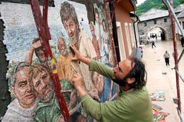 Der Filmemacher Emir Kusturica, verewigt auf einem Wandmosaik in Višegrad (serbische Republik von Bosnien-Herzegowina)