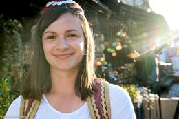 Tourismus: Trachtenmädchen als "Aushängeschild" eines Restaurants in Mostar