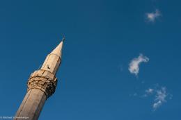 Minarett im bis heute ethnisch geteilten Mostar, Bosnien-Herzegowina