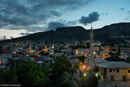 Abenddämmerung über dem alten Zentrum von Mostar