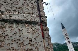 Mostar: Kriegsruinen neben neu gebauter katholischen Kirche - der ethnisch-religiöse Konflikt zwischen Kroaten und Muslimen ist leider heute noch aktuell
