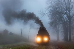 Stockdicker Nebel in der Station Kasina Wielka, dem höchsten Punkt der Gebirgsstrecke von Chabowka nach Nowy Sącz 24.10.2017 © Migu Schneeberger