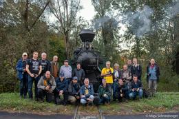 Zurück aus dem Dschungel: Gruppenfoto mit Dampflok auf der Waldbahn Gemenc 27.10.2023 © Migu Schneeberger