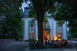 Lauschiger Abend im Schlosshotel Pischkowitz/Polen. Foto © Michael Schneeberger