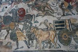 Durch einen Erdrutsch perfekt konserviertes und heute freigelegtes Mosaik in der römischen Villa von Casale (Foto © Migu Schneeberger)