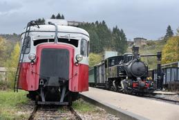 Triebwagen und Dampflok im Bahnhof Boucieu-Le-Roi (Vivarais) © Migu Schneeberger